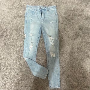 Light wash American Eagle ripped skinny jean